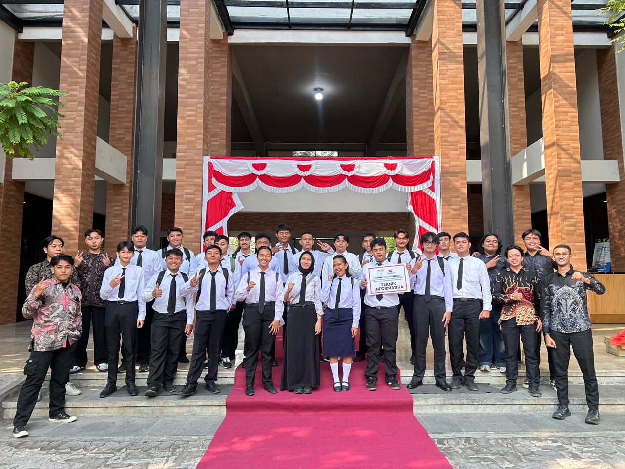 Semangat Kemerdekaan: ITATS Sambut Mahasiswa Baru Teknik Informatika pada Upacara 17 Agustus